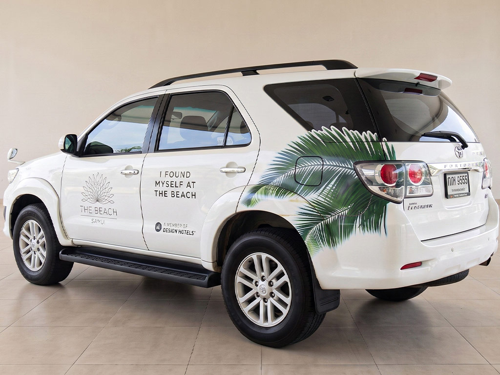 สติ๊กเกอร์รถ Roadshow เฉียงท้ายฝั่งซ้าย ติดบนรถ SUV ลายใบมะพร้าวสีเขียวสดใส
