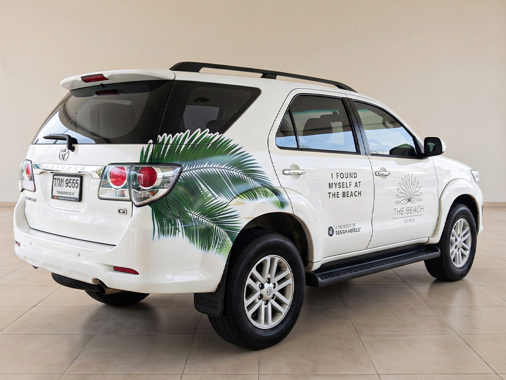 สติ๊กเกอร์รถ Roadshow เฉียงท้ายฝั่งขวา บนรถ SUV แสดงลายใบมะพร้าวรับกับไฟท้าย