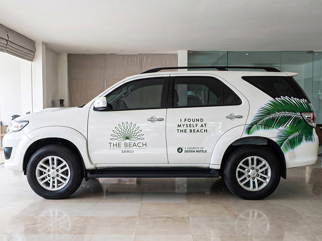 สติ๊กเกอร์รถ Roadshow ติดข้างรถ SUV ฝั่งขวา ลายใบมะพร้าวและโลโก้แบรนด์ คมชัดสมดุล