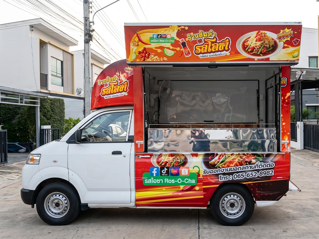 สติ๊กเกอร์รถ Marketing Activation ด้านข้างซ้ายเต็มแผงรถฟู้ดทรัคพิมพ์ลายกราฟิกร้านส้มตำรสโอชา คมชัดระดับ High-Definition