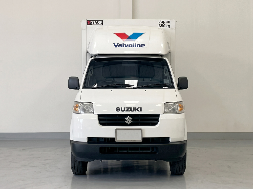 สติ๊กเกอร์ไดคัทโลโก้ Valvoline ติดบนสปอยเลอร์บังลมหลังคาระดับหน้าตรง รถ Suzuki Carry