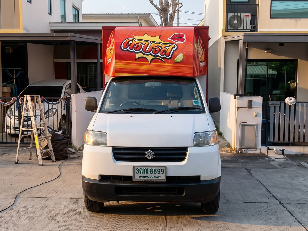 สติ๊กเกอร์รถ Marketing Activation ส่วนหลังคาสปอยเลอร์หน้ารถ Suzuki Carry สีขาว ดึงดูดสายตาจากระยะไกล