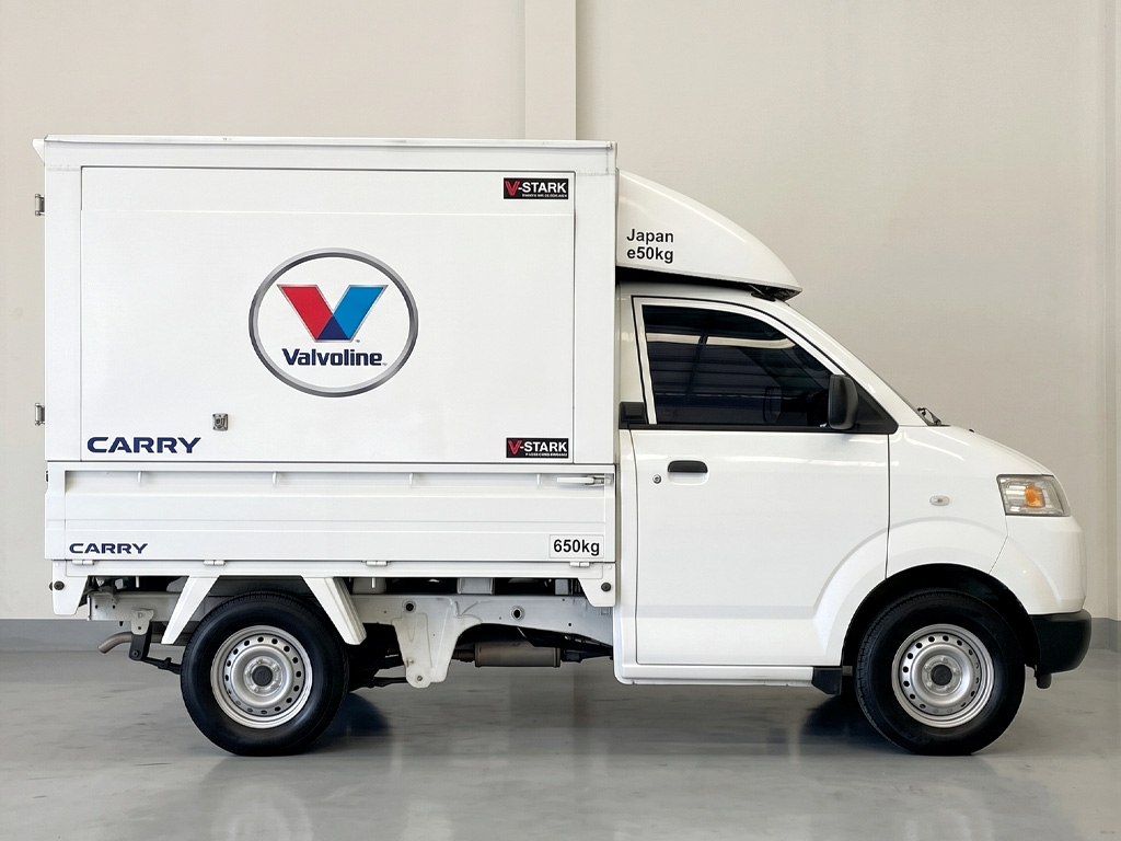 สติ๊กเกอร์ไดคัทโลโก้ Valvoline ด้านข้างตู้บรรทุกฝั่งผู้โดยสาร รถกระบะ Suzuki Carry สีขาว