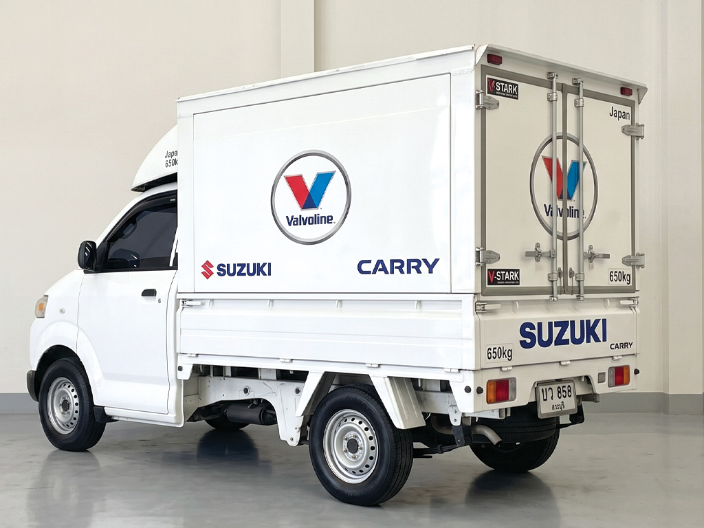 มุมมองเฉียงด้านท้ายฝั่งซ้าย แสดงสติ๊กเกอร์โลโก้ Valvoline บนตู้ทึบทั้งด้านข้างและบานประตูท้าย