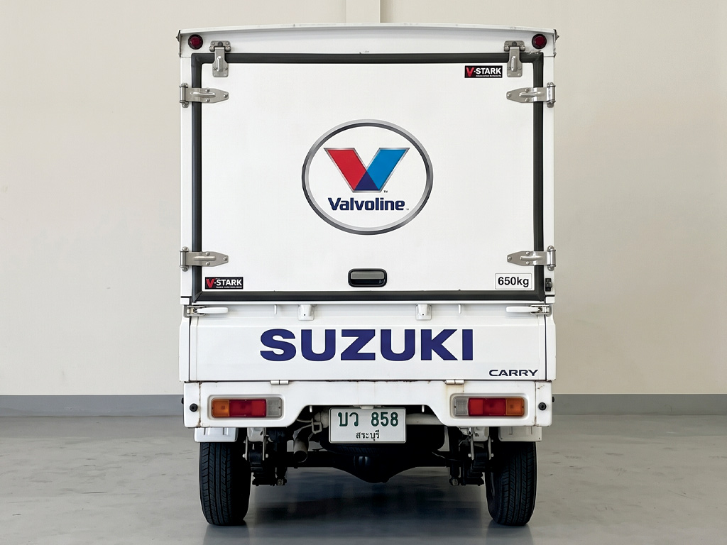 สติ๊กเกอร์ไดคัทโลโก้ Valvoline บนประตูตู้ทึบด้านท้าย และสติ๊กเกอร์ SUZUKI บนฝาติดทะเบียนด้านล่าง