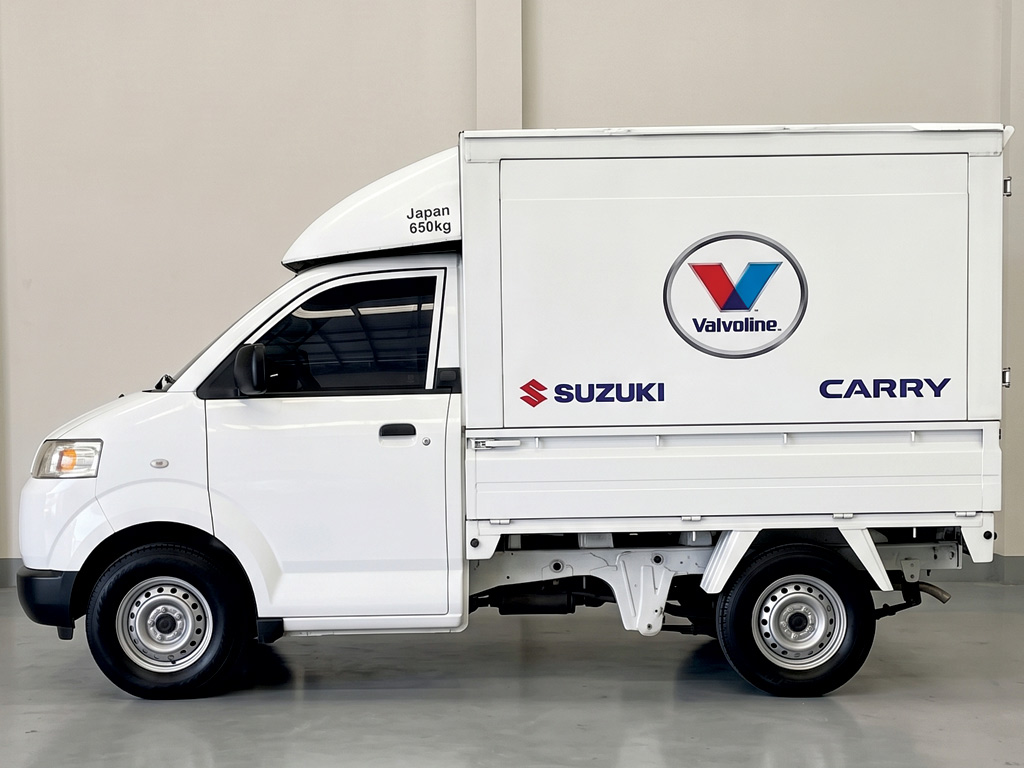 สติ๊กเกอร์ไดคัทโลโก้ Valvoline และตัวอักษร SUZUKI CARRY บนตู้ทึบด้านข้างฝั่งคนขับ