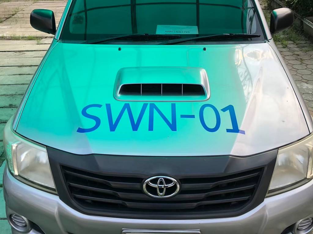 สติ๊กเกอร์เลขรถบริษัทรหัส SWN-01 สีน้ำเงินไดคัตบริเวณฝากระโปรงหน้ารถกระบะหน่วยบริการเทคนิคเคลื่อนที่