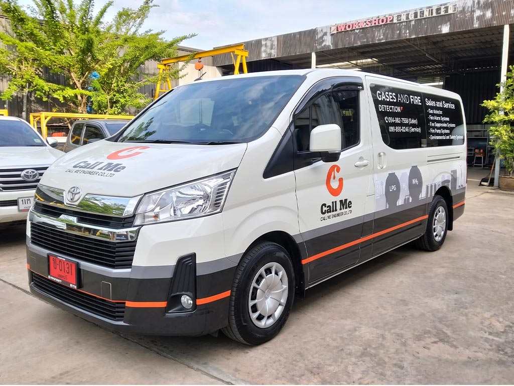 สติ๊กเกอร์ไดคัทเปลี่ยนโลโก้บนฝากระโปรงหน้าและประตูข้างรถตู้ Toyota Hiace