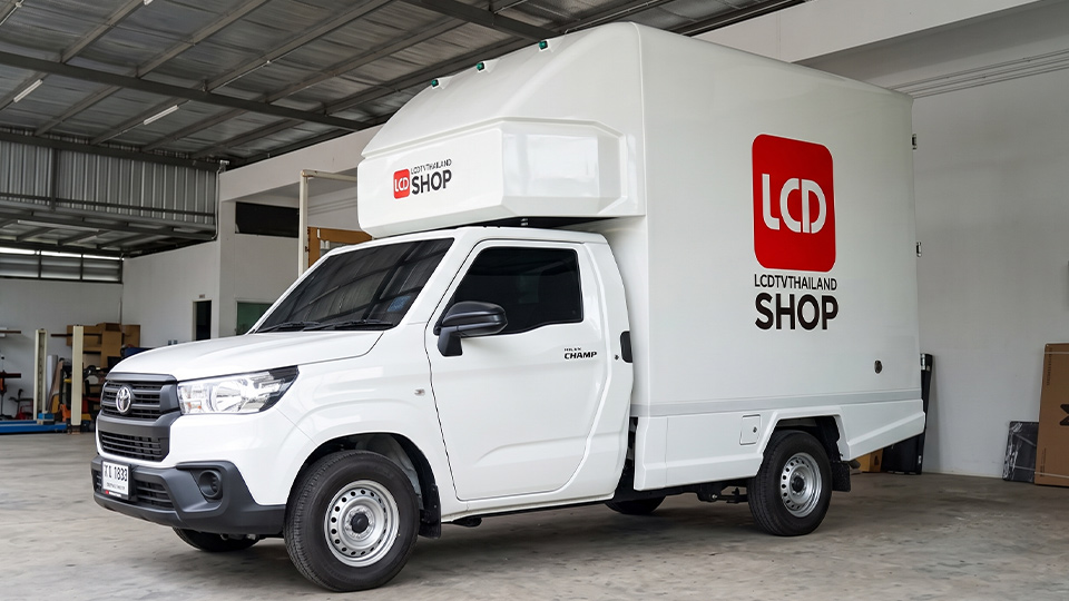 สติ๊กเกอร์ประชาสัมพันธ์เคลื่อนที่ บนรถกระบะตู้ทึบ Toyota Hilux Champ สีขาว ทะเบียน ชโ 1833 กรุงเทพมหานคร มุมมองเฉียงด้านหน้า