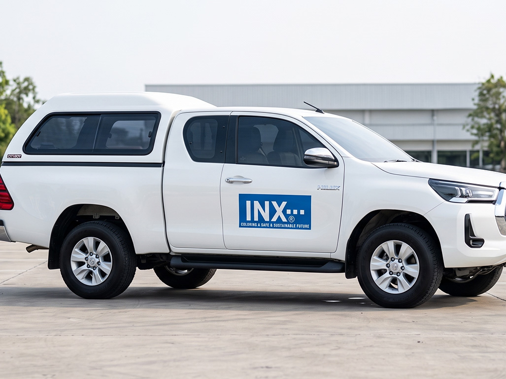 สติ๊กเกอร์ชื่อบริษัทบนรถกระบะ Toyota Hilux Revo Smart Cab สีขาว ติดป้ายสติ๊กเกอร์โลโก้สีน้ำเงินบล็อกเหลี่ยมที่ประตูข้างซ้าย