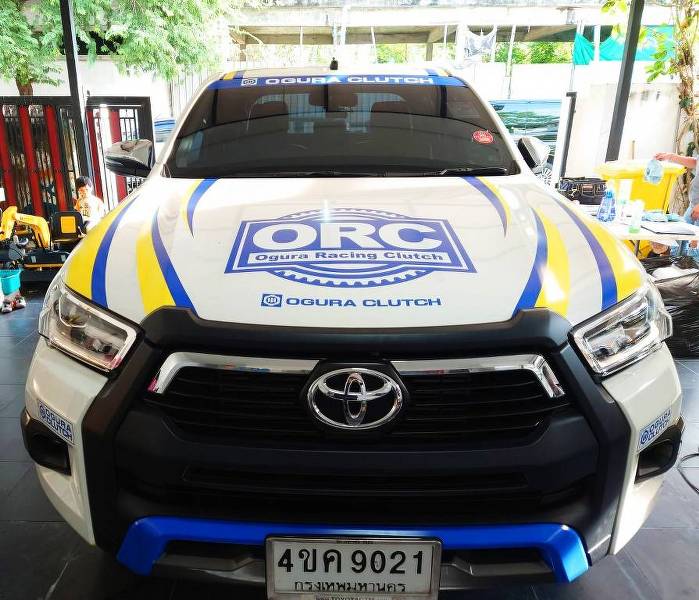 สติ๊กเกอร์ไดคัทโลโก้ ORC Ogura Racing Clutch ลายเส้นสีฟ้าเหลืองบนฝากระโปรงหน้ารถกระบะ Toyota Revo