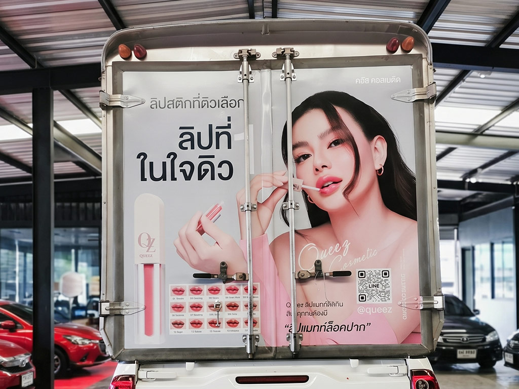 สติ๊กเกอร์รถเปิดตัวสินค้าและแคมเปญ ซูมงานติดตั้งกราฟิกพรีเซนเตอร์บริเวณบานพับและแกนเหล็กล็อคประตูท้ายตู้บรรทุก