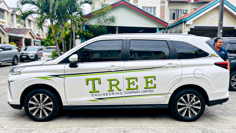 งานเปลี่ยนโลโก้และข้อมูลติดต่อบนรถ SUV สติ๊กเกอร์ชื่อบริษัท TREE ENGINEERING COMPANY LIMITED สีเขียวเน้นความชัดเจนสะดุดตา