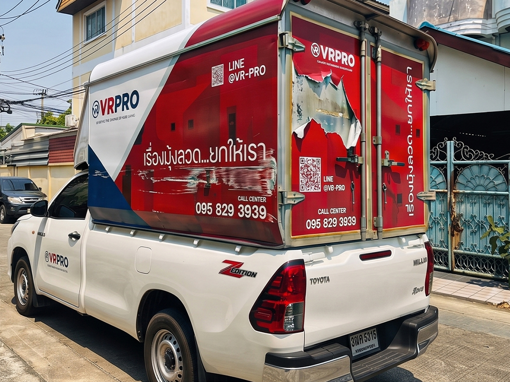 รอยขูดขีดแนวยาวบนสติ๊กเกอร์ข้างรถกระบะบริษัทตู้ทึบ สาเหตุหลักของการเข้ารับบริการแก้ไขสติ๊กเกอร์รถยนต์เฉพาะจุด