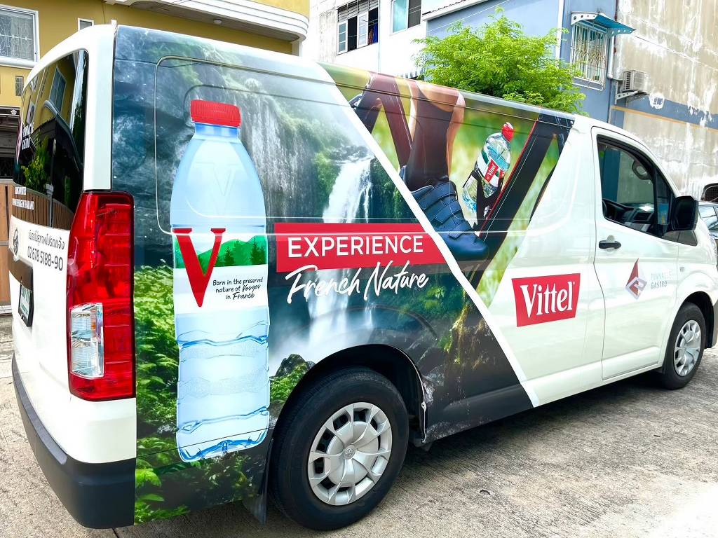 สติ๊กเกอร์ประชาสัมพันธ์เคลื่อนที่ ลาย Vittel โชว์ภาพขวดน้ำแร่ธรรมชาติและเบอร์โทรติดต่อ 02-678-5188-90 บนส่วนท้ายและกระจกข้างรถตู้