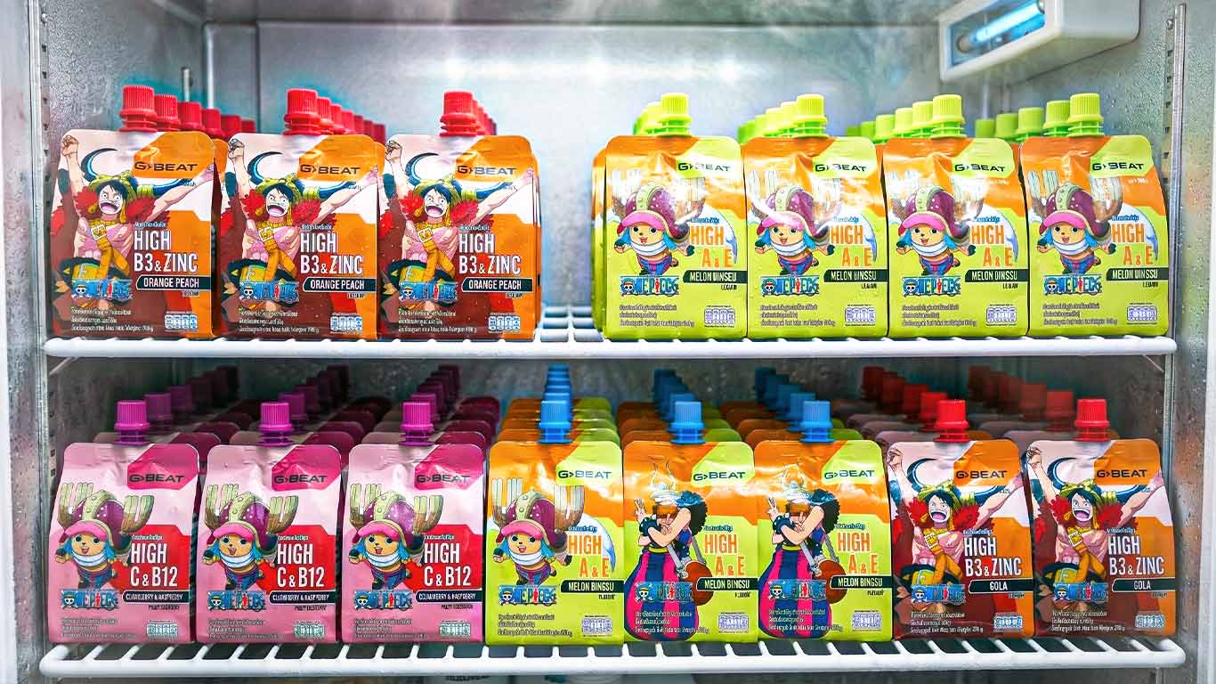 ซองบรรจุภัณฑ์ Spout Pouch เครื่องดื่มเยลลี่ G-BEAT ลาย One Piece หลากรสชาติ เรียงบนชั้นตู้แช่เย็น ทนความชื้นและไอเย็น