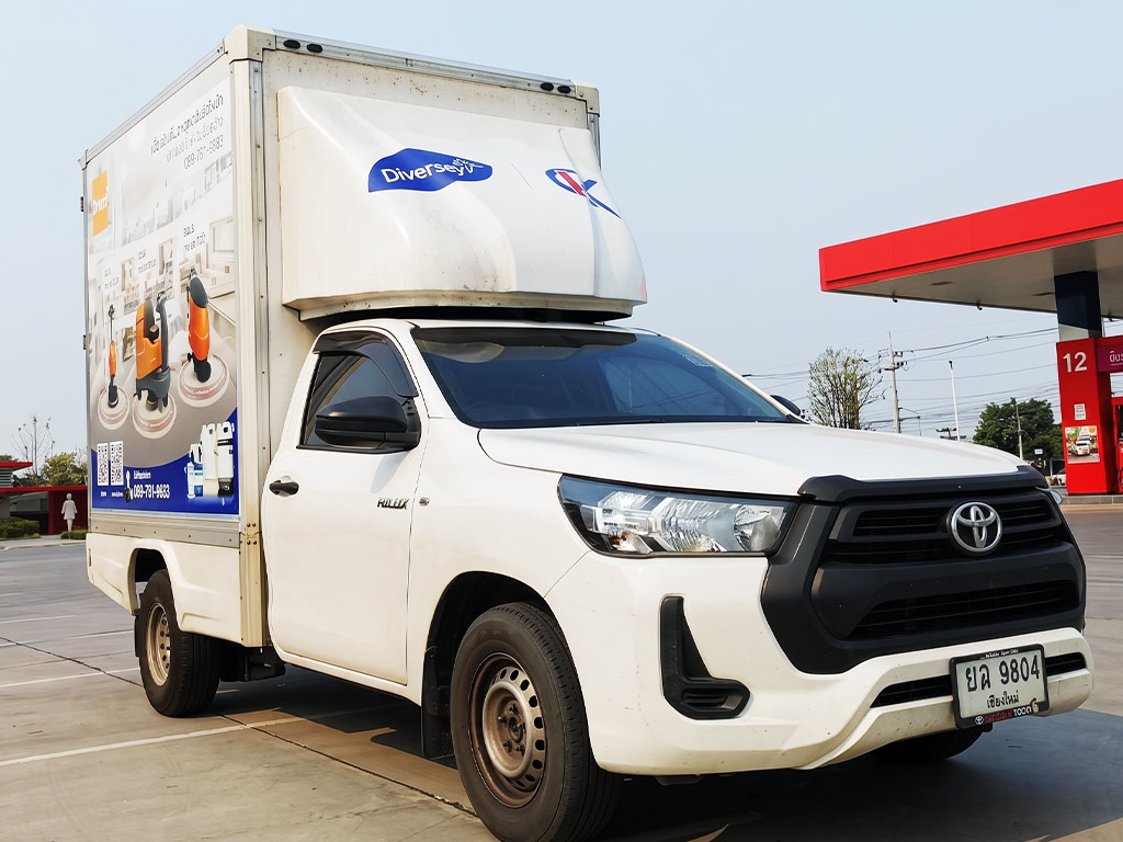 รีแบรนด์รถกระบะ Hilux Revo ติดสติ๊กเกอร์สปอยเลอร์ Diversey และตู้ TASKI