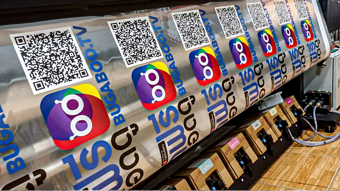 กระบวนการผลิตกราฟิกด้วยเครื่องพิมพ์ Large-Format รองรับการกำหนดสเปกวัสดุตามหน้างานจริงวบคุมสีและคิวอาร์โค้ดตามมาตรฐาน CI