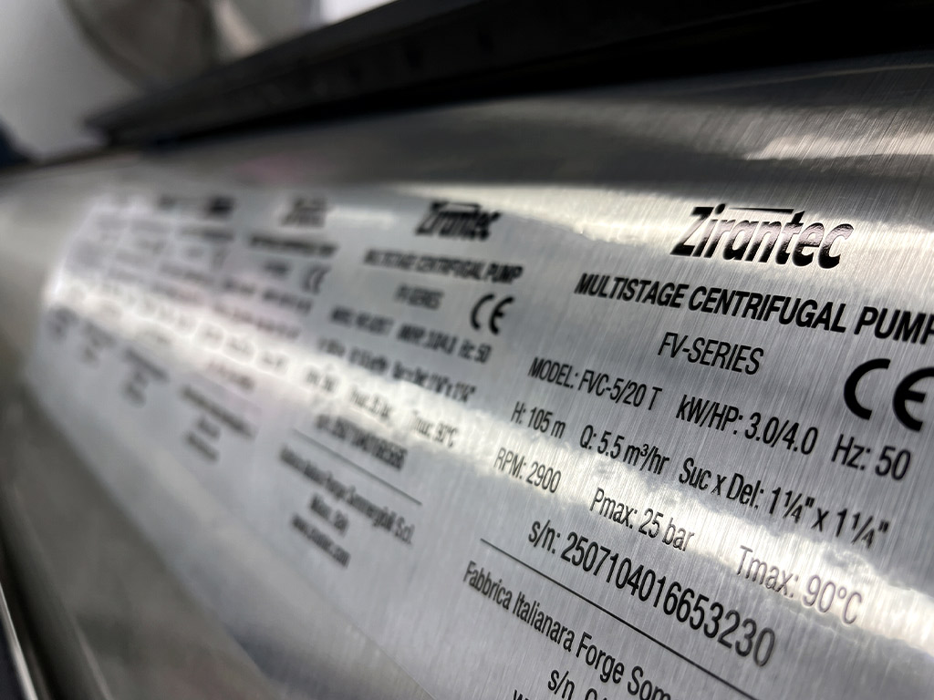ป้าย Nameplate โลหะพิมพ์ UV ลายเสี้ยนสเตนเลส แสดงสเปกเครื่องสูบน้ำ Zirantec และ Serial Number คมชัด