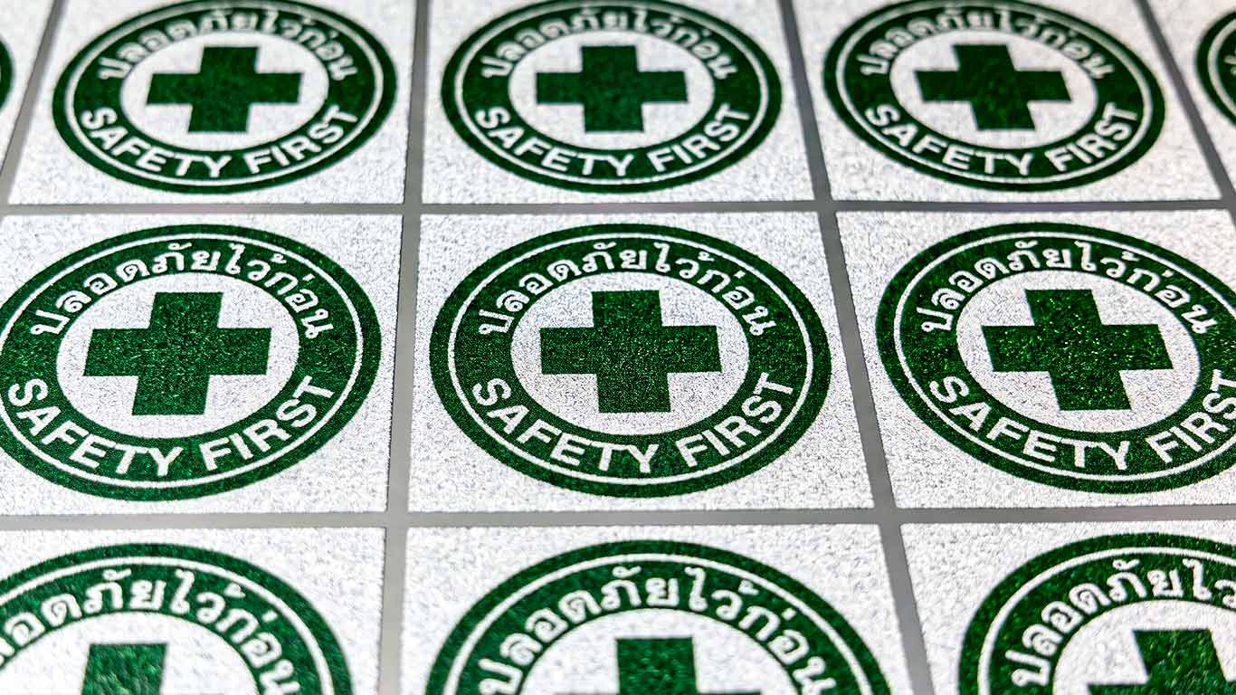 แผ่นไดคัทสติกเกอร์ Safety First สะท้อนแสง สำหรับพื้นที่ก่อสร้างและอุตสาหกรรม