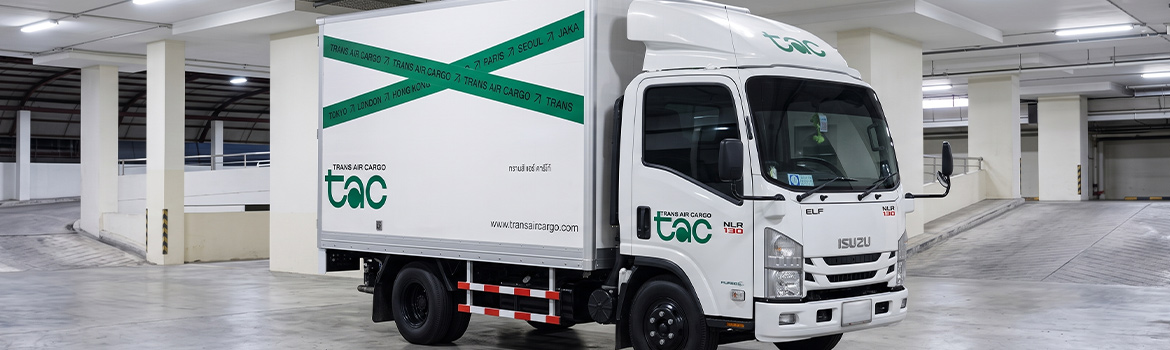 รถบรรทุก 4 ล้อ ISUZU ELF ติดสติ๊กเกอร์โลโก้ TAC สำหรับการทำ Template Proofing ฟลีทขนส่ง
