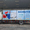 งาน Wrap สติ๊กเกอร์รีแบรนด์รถบรรทุกขนส่ง SCHUTZ คมชัดสะดุดตา สติ๊กเกอร์รีแบรนด์รถบรรทุก 6 ล้อ ลาย SCHUTZ ภาพพิมพ์ความคมชัดสูงเต็มข้างตู้