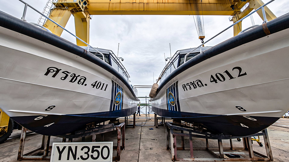 สติ๊กเกอร์รหัสและโลโก้บนเรือ ศรชล. ในอู่ต่อเรือ ติดตั้งวัสดุและตำแหน่งตาม Approved Specification ของโครงการ