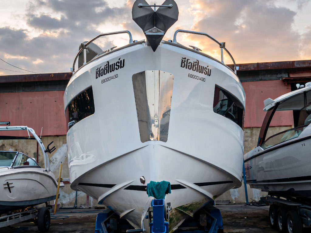 สติ๊กเกอร์ชื่อและรหัสบนหัวเรือสปีดโบ๊ท ใช้วัสดุ Cast Marine-Grade Filmซีลขอบกันละอองน้ำทะเล