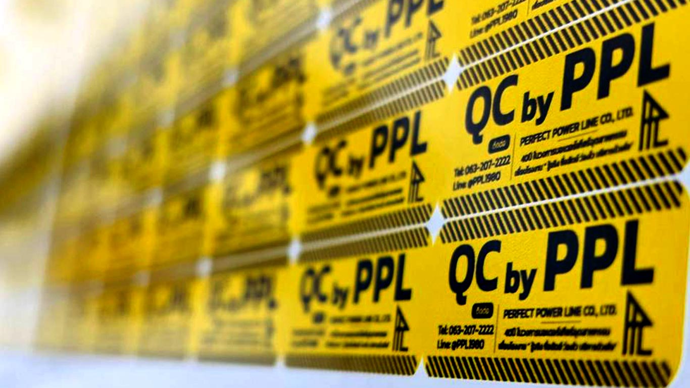 สติกเกอร์ QC สีเหลืองพิมพ์ชื่อผู้ตรวจสอบและบริษัท เพื่อความชัดเจนในการคัดแยกชิ้นงาน