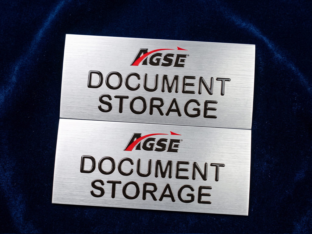 ป้ายเนมเพลทเครื่องจักรและ Data Plate AGSE โลหะแฮร์ไลน์เคลือบยูวีนูนเงา Spot UV เพิ่มมิติการมองเห็นและยกระดับภาพลักษณ์อุปกรณ์องค์กร