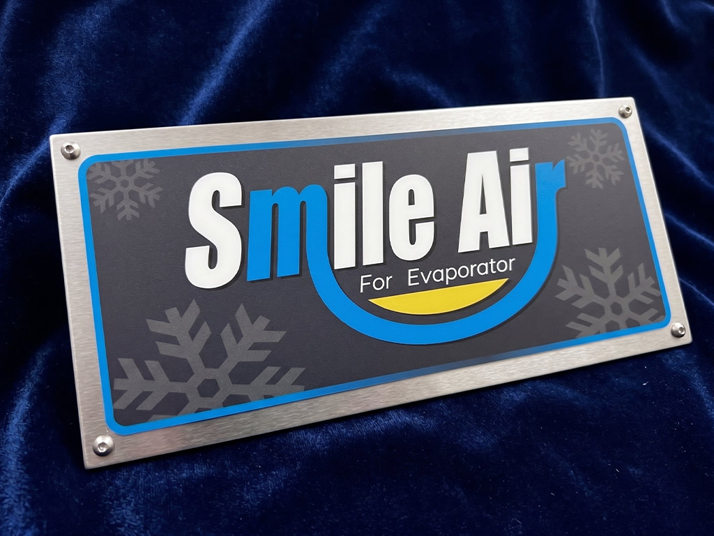 ป้ายเนมเพลทเครื่องจักรและ Data Plate แบรนด์ Smile Air สีสดคมชัด ผิวกึ่งด้านลดแสงสะท้อน เพิ่มความน่าเชื่อถือให้ผลิตภัณฑ์