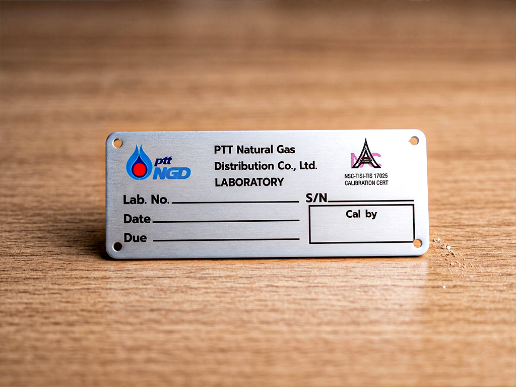 ป้ายอลูมิเนียมระบุทรัพย์สินเครื่องจักรและสถานะ Calibration ป้ายถาวรทนสารเคมีและความร้อนสูง