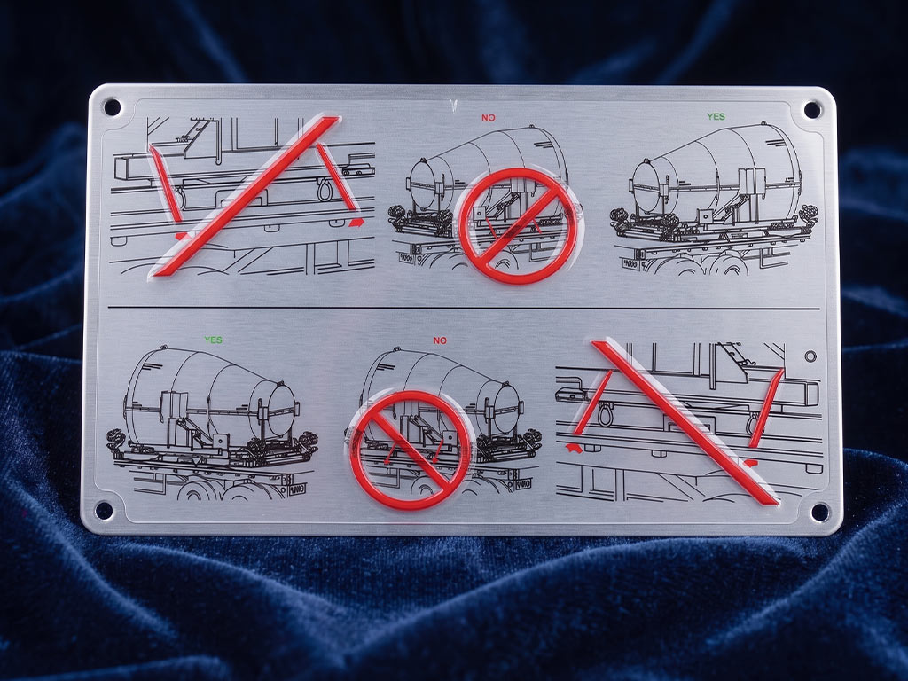 ป้ายเนมเพลทเครื่องจักรและ Data Plate ไดอะแกรมขั้นตอนขนส่งเครื่องยนต์ ลายเส้นคมชัดพร้อมสัญลักษณ์เตือนสีแดงนูน เพิ่มความปลอดภัยเชิงระบบ