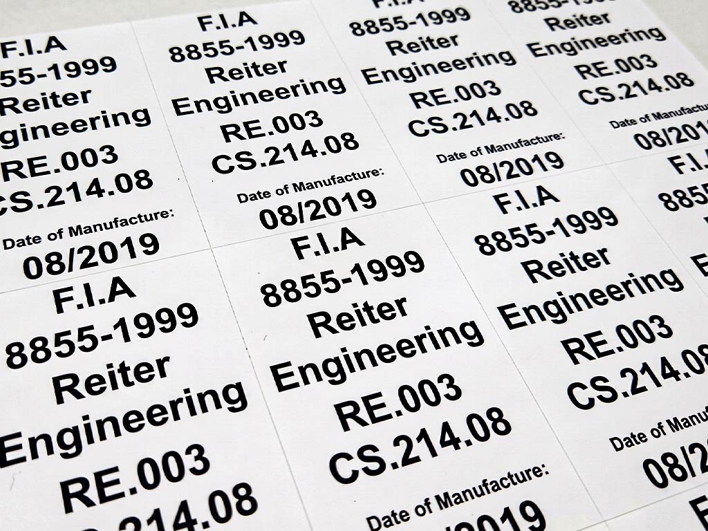 ป้ายรหัสทรัพย์สินและสเปกวิศวกรรมระบุมาตรฐาน FIA และวันที่ผลิตชัดเจน