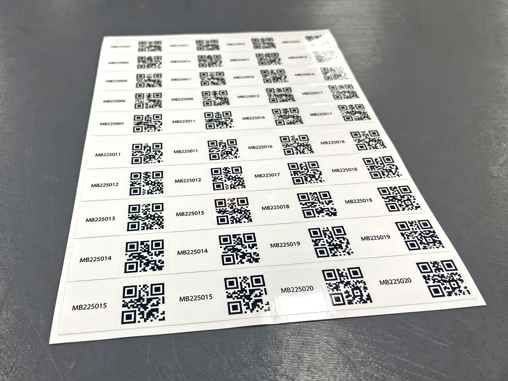 สติ๊กเกอร์บาร์โค้ดโรงงาน แสดงแนวไดคัทรอบรหัส QR Code MB225011 ถึง MB225020 ลอกใช้งานง่าย