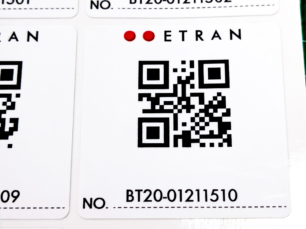 สติ๊กเกอร์บาร์โค้ดโรงงาน ซูมชัดระดับมาโคร รหัส ETRAN BT20-01211510 จุดพิกเซล QR Code คมกริบ