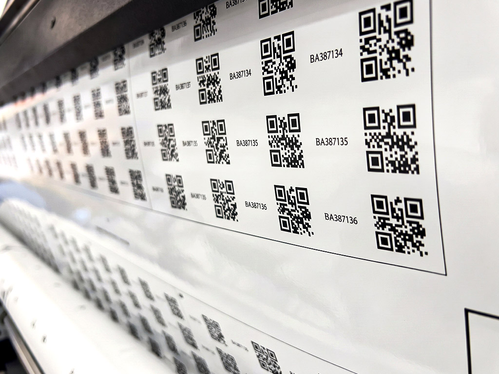 สติ๊กเกอร์บาร์โค้ดโรงงาน แบบ QR Code รหัสรันนิ่ง BA387134 ถึง BA387136 ม้วนหน้ากว้าง คมชัดสูง