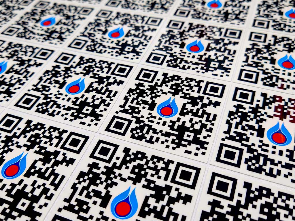 สติ๊กเกอร์บาร์โค้ดโรงงาน แบบ QR Code พิมพ์โลโก้หยดน้ำสีน้ำเงินแดงตรงกลาง คอนทราสต์สูง