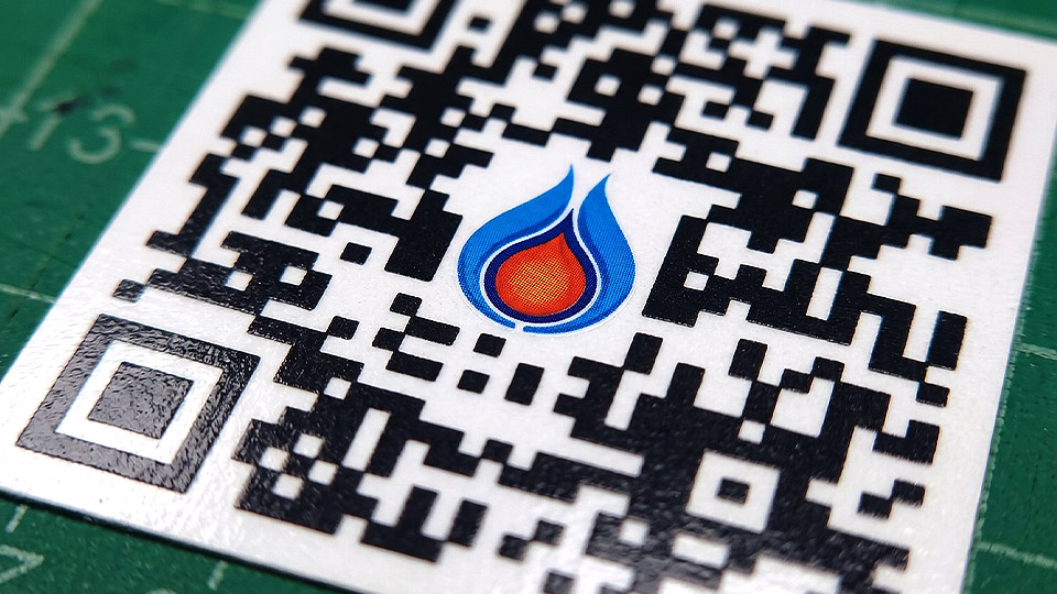 ฉลาก QR Code อุตสาหกรรม พิมพ์หมึก Full-Resin เคลือบ Overlaminate กันขูดขีด ทนสารเคมีและคราบน้ำมั