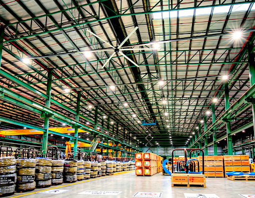 สัญลักษณ์ Floor Marking ทางเดินคนเดินเท้าบนพื้นคอนกรีตในคลังสินค้าโครงสร้างเหล็กขนาดใหญ่ เพื่อจัดระเบียบ Visual Management องค์กร