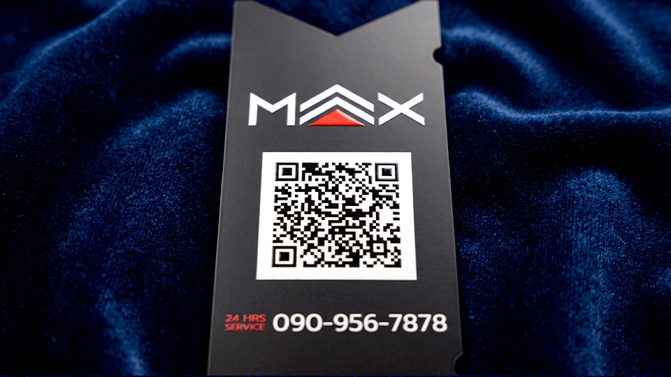 ป้าย Data Plate สีดำด้าน ไดคัทรูปทรงพิเศษ พิมพ์ QR Code บนบล็อกสีขาวและเบอร์ติดต่อบริการ 24 ชั่วโมง