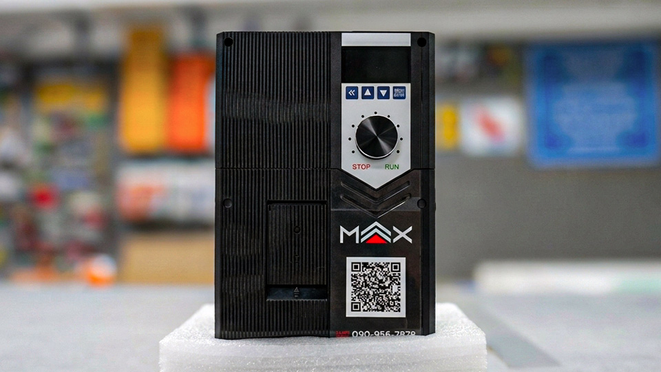 ป้ายรหัสทรัพย์สินสเปกกันขูดขีด Matte Velvet PET ติดกล่องควบคุมเครื่องจักร MAX พร้อม QR Code คมชั