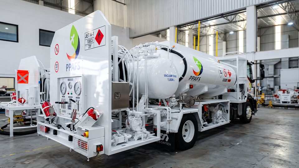 ป้ายสติกเกอร์ทนน้ำมันหล่อลื่นและสารเคมี ติดตั้งบนถังบรรจุ Vacuum Tank และระบบท่อส่งจ่ายเชื้อเพลิง