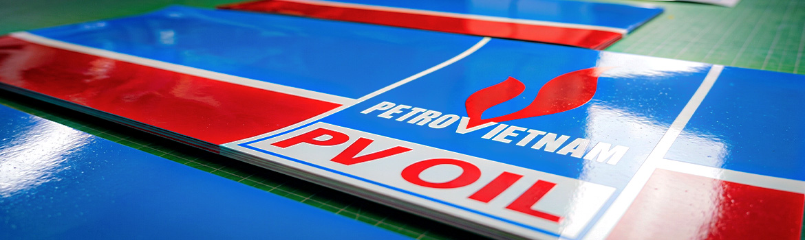 แผ่นป้ายสติ๊กเกอร์แบรนด์ PV OIL PETROVIETNAM สีน้ำเงินตัดขอบแดง เคลือบผิวเงาคมชัด เสริม Visual Hierarchy สำหรับงานติดตั้งตู้จ่ายน้ำมันและสถานีบริการ