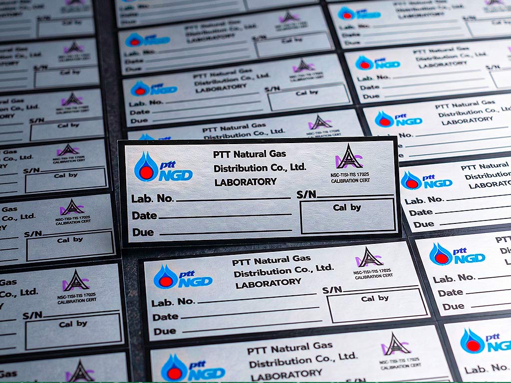 สติ๊กเกอร์ Calibration ห้องปฏิบัติการกลุ่ม ปตท. มหาชน มาตรฐาน TIS 17025 จัดวางช่อง Due Date คมชัด