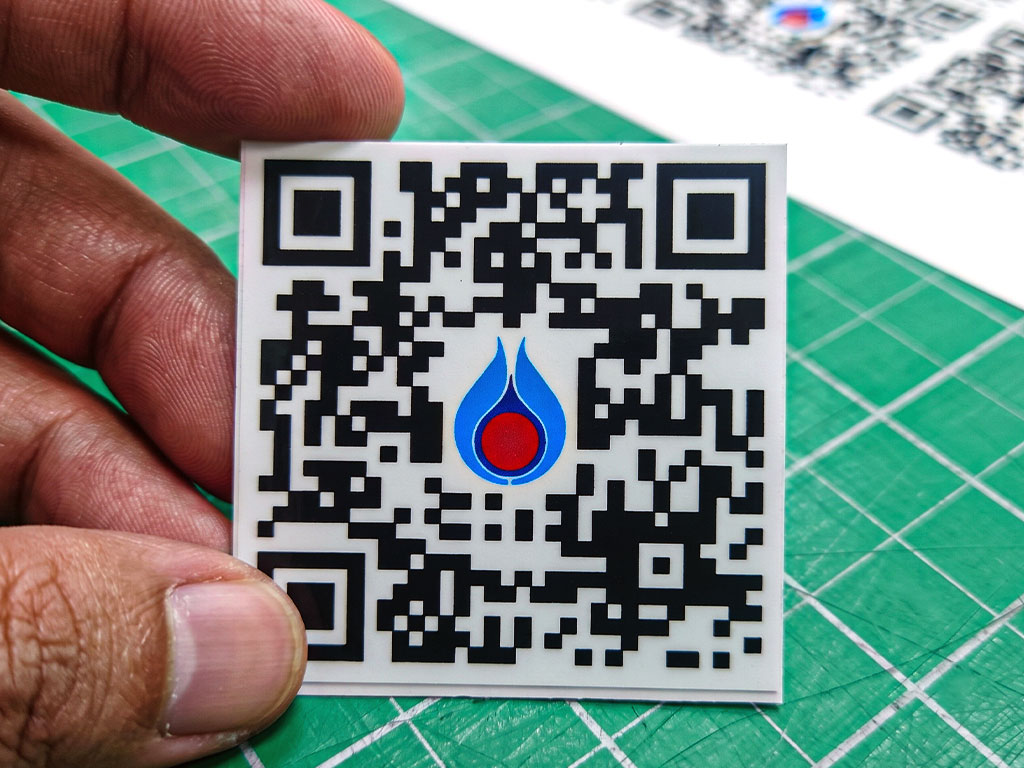 สติ๊กเกอร์บาร์โค้ดโรงงาน แบบ QR Code พิมพ์โลโก้เปลวไฟสีน้ำเงินแดง ลอกเป็นดวงพร้อมติด