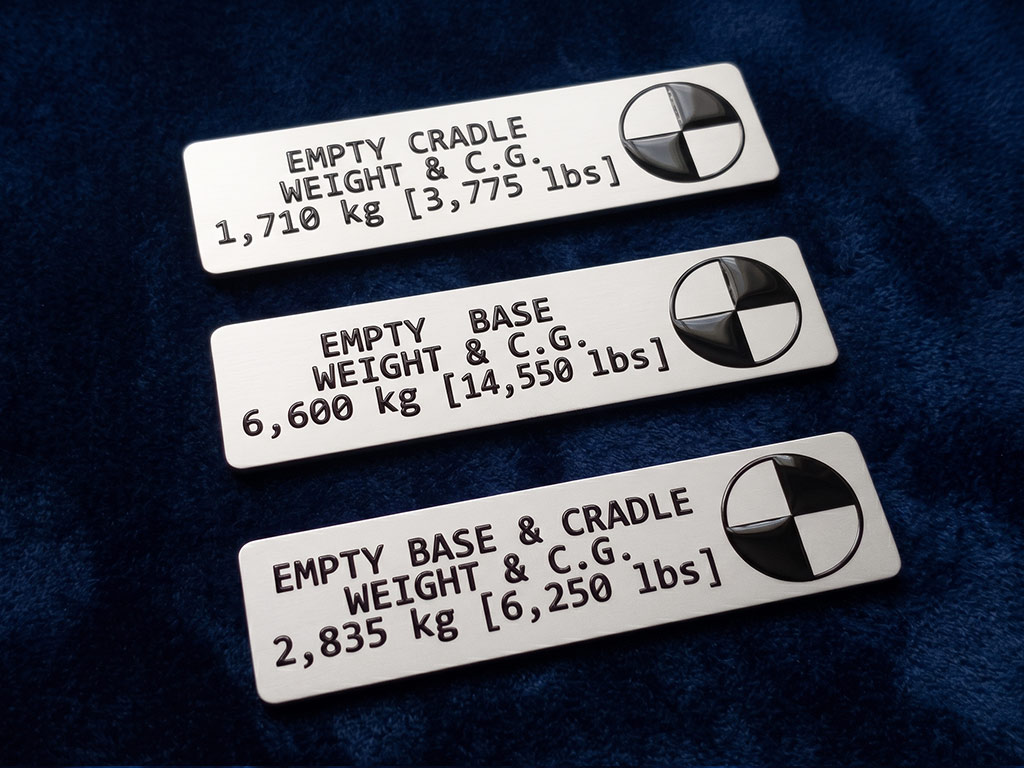ป้ายเนมเพลทเครื่องจักรและ Data Plate โลหะแสดงค่าน้ำหนัก C.G. ทนแรงกระแทก ขอบมน ป้องกันอุบัติเหตุจากการยกของหนัก