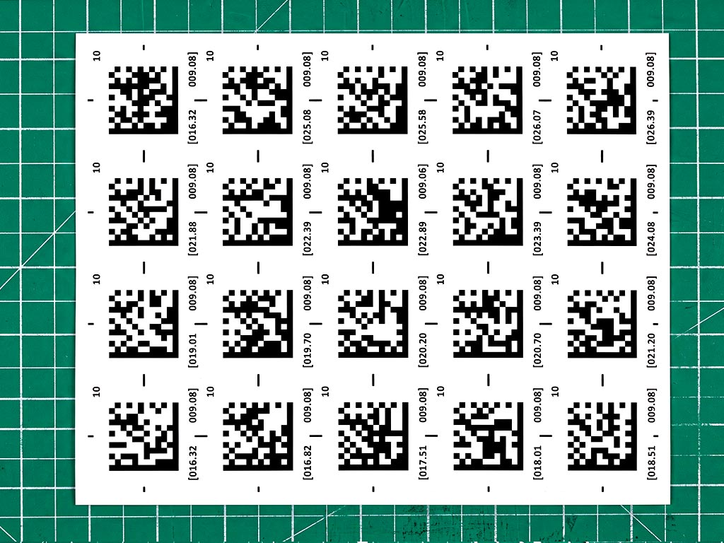 สติ๊กเกอร์บาร์โค้ดโรงงาน แผ่นพิมพ์ Data Matrix ทิศทางแนวตั้ง ตรวจจับง่าย คอนทราสต์ขาวดำ