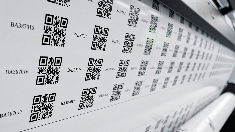 ป้ายรหัสทรัพย์สินระบบพิมพ์ม้วน Roll-to-Roll แสดง QR Code รหัส BA387015 ถึง BA387017 คมชัดระดับไมครอน
