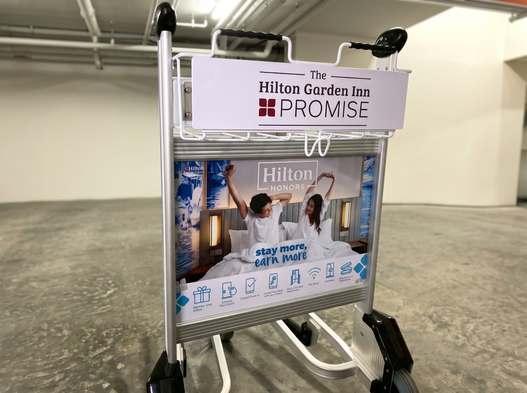 สติ๊กเกอร์ Outdoor ติดแผงรถเข็นมุมมอง 45 องศา แคมเปญ Hilton Honors ในลานบริการ